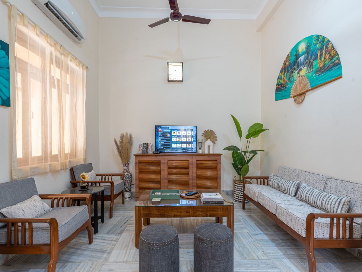 2 minutes walk to Candolim Beach